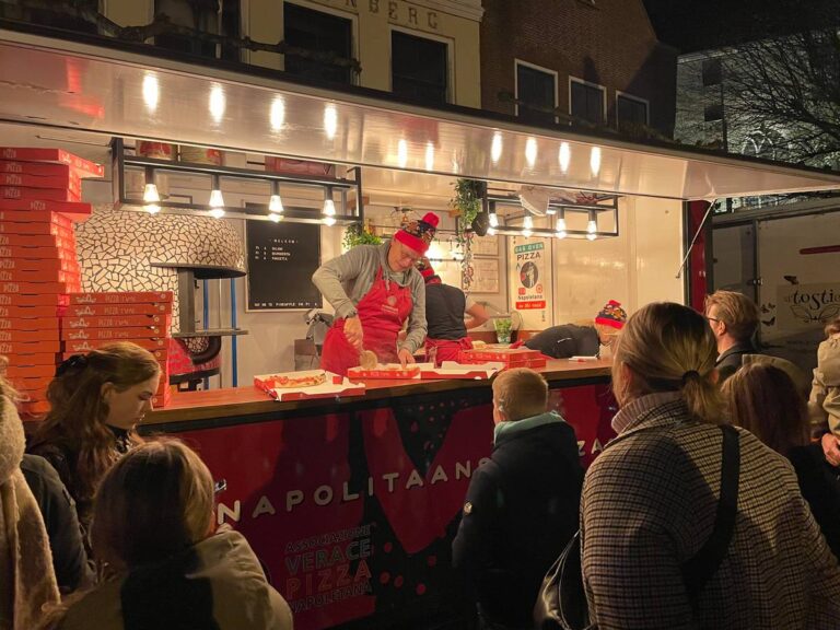 gezelligheid-van-foodtruck-met-pizza