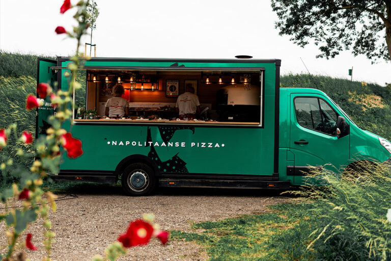 nieuwe-pizza-foodtruck-in-actie