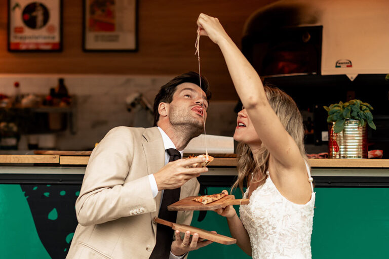 pizza-foodtruck-huren-voor-een-bruiloft-eerste-hap