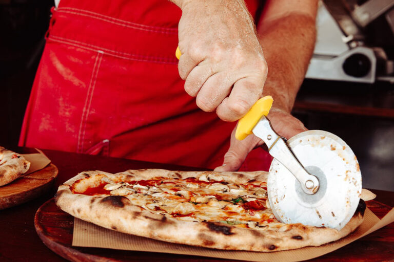 pizza-in-stukken-snijden