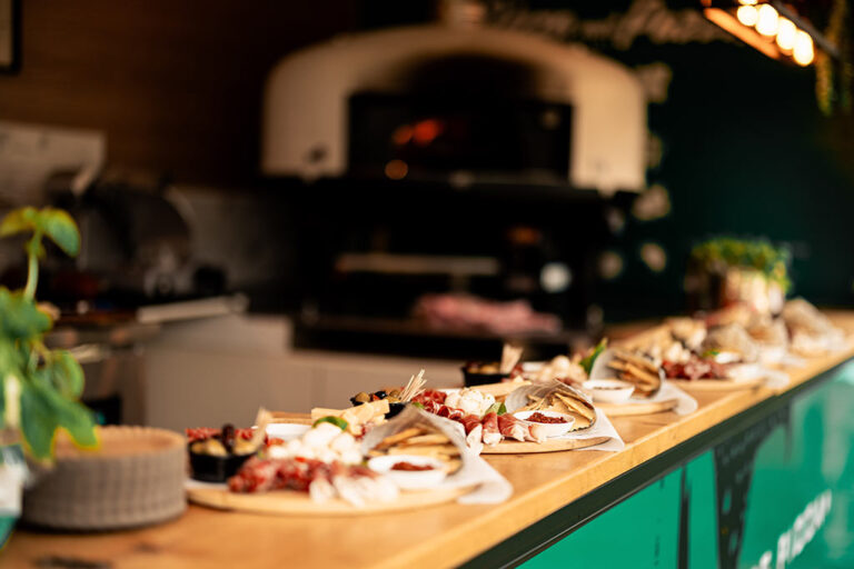 pizzas-klaar-om-te-serveren